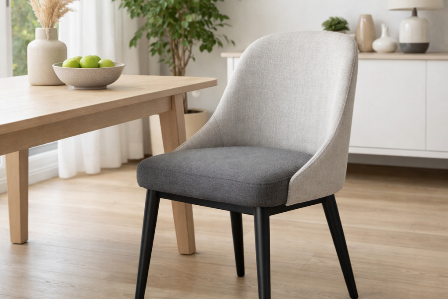 Sedie moderne in ambiente domestico contemporaneo