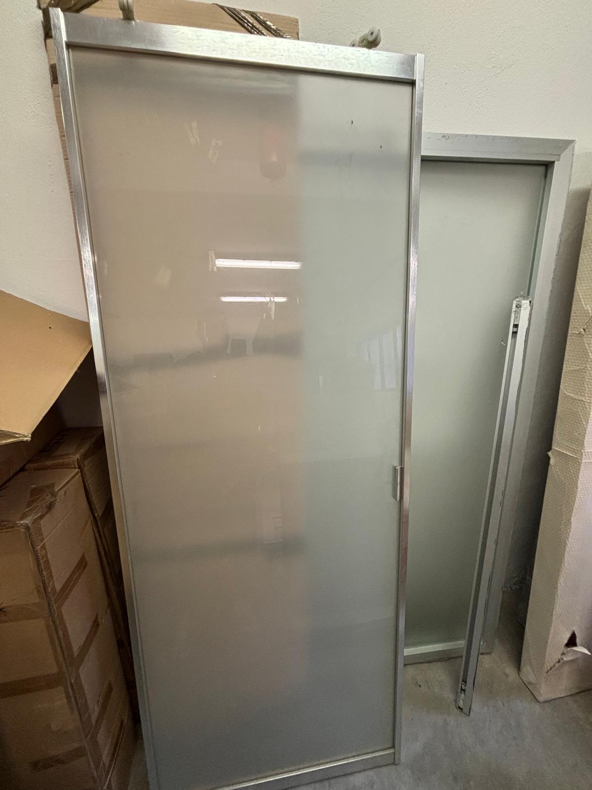 Porta scorrevole in Vetro Sabbiato con Mantovana esterna