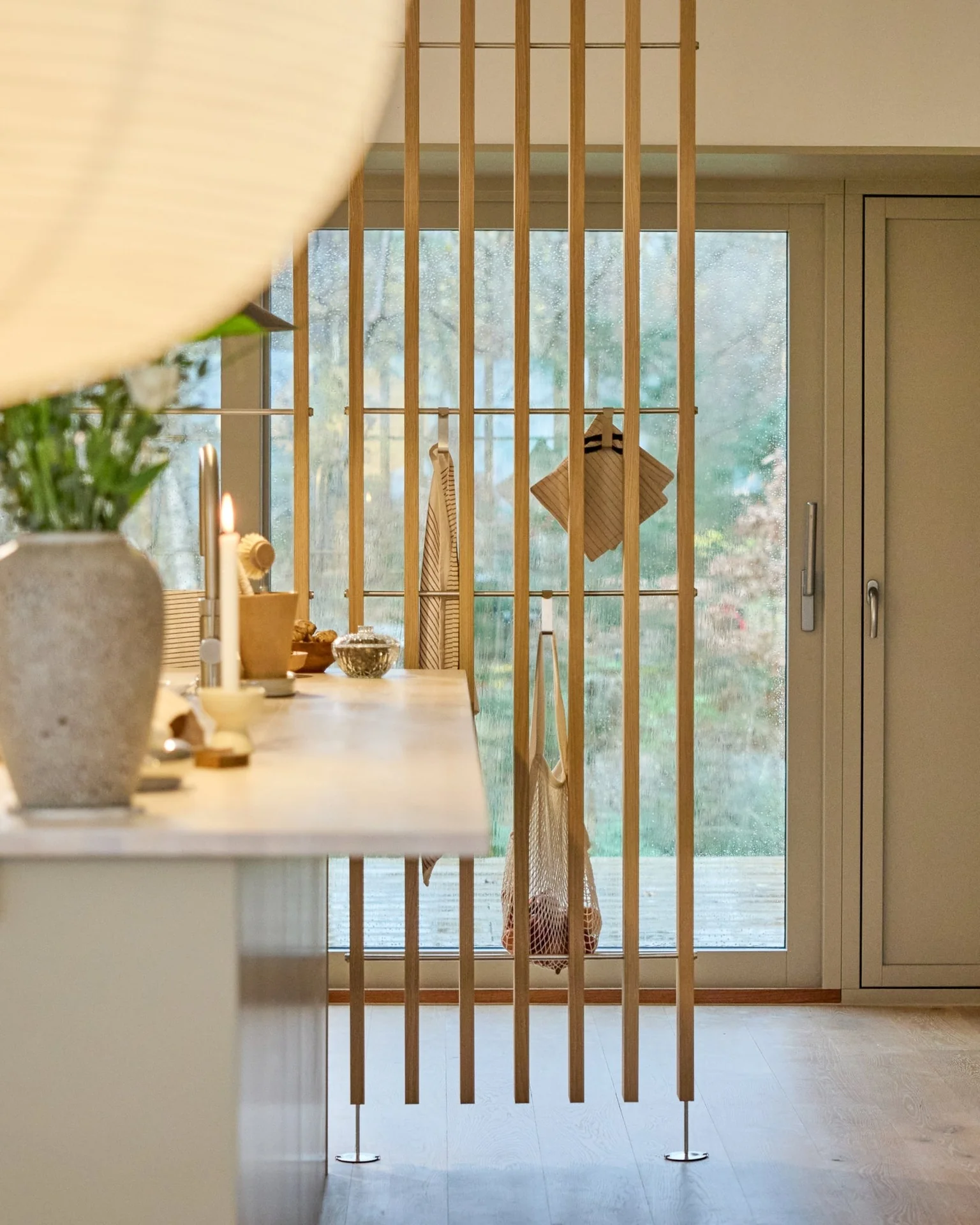 Divisori moderni per separare soggiorno e cucina in open space