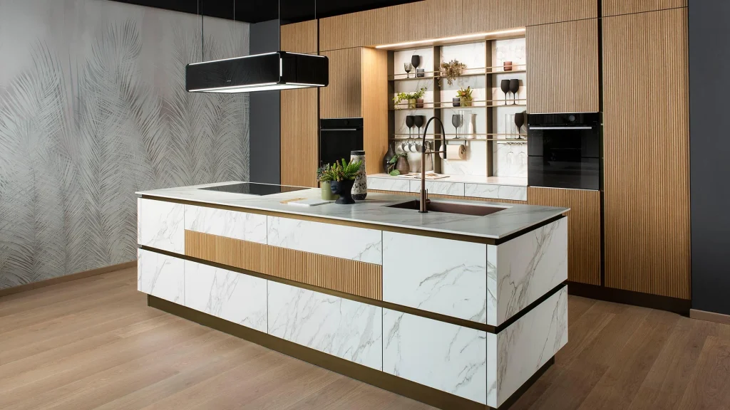 Cucina con isola centrale e passaggi liberi intorno alla composizione
