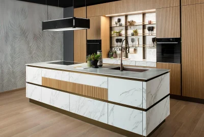 Cucina con isola centrale e passaggi liberi intorno alla composizione